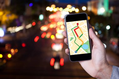 Smartphone uygulama bokeh backg ile harita kullanarak adamın elini