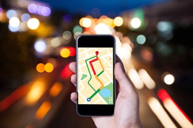 Smartphone uygulama bokeh backg ile harita kullanarak adamın elini