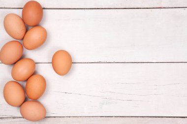Kopyalama yeri olan ahşap masa üzerinde tavuk yumurta 