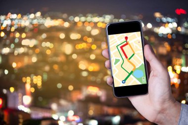 Smartphone uygulama bokeh backg ile harita kullanarak adamın elini