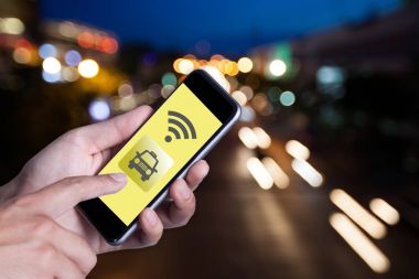 Smartphone telefon taksi ile uygulama smartphone kullanarak adamın elini