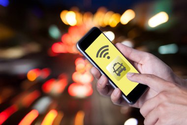 Smartphone telefon taksi ile uygulama smartphone kullanarak adamın elini