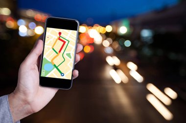 Smartphone uygulama bokeh backg ile harita kullanarak adamın elini