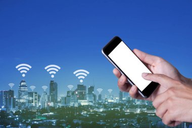 El smartphone boş ekran basılı tutup WIF kullanarak adam bir parçası