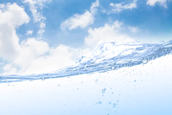 Wave of drinking water and bubble air white sky background. — Stock Photo, Image