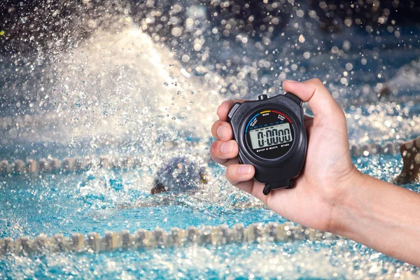 Puñado de asiático hombre celebración de la medalla de oro con fondo borroso de la piscina . — Foto de Stock