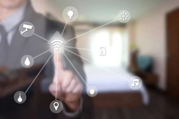 Akıllı ev akıllı yardımcı tarafından dokunmatik ekran ve wifi ağ tarafından akıllı ev sistemi kullanarak iş adamı.