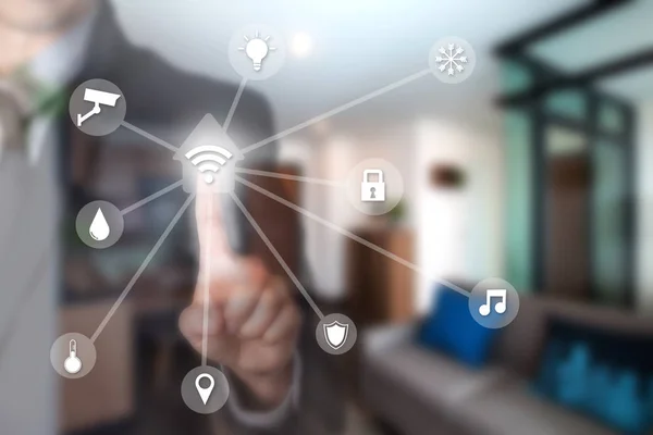 Akıllı ev akıllı yardımcı tarafından dokunmatik ekran ve wifi ağ tarafından akıllı ev sistemi kullanarak iş adamı.