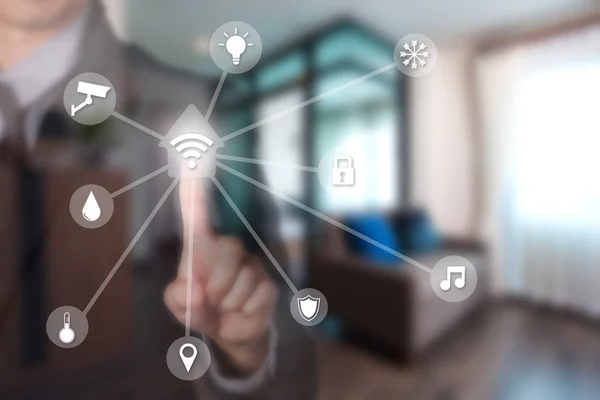 Akıllı ev akıllı yardımcı tarafından dokunmatik ekran ve wifi ağ tarafından akıllı ev sistemi kullanarak iş adamı.