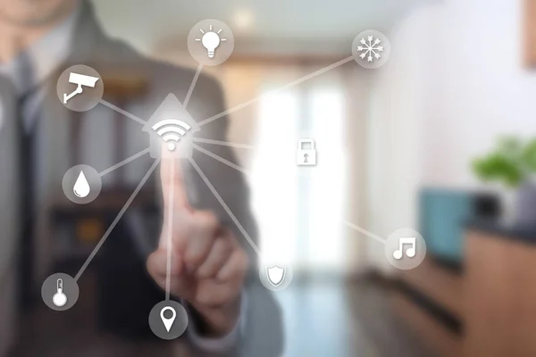 Akıllı ev akıllı yardımcı tarafından dokunmatik ekran ve wifi ağ tarafından akıllı ev sistemi kullanarak iş adamı.