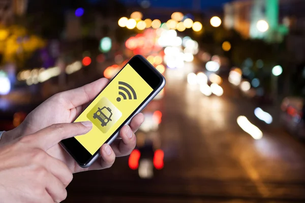 Smartphone telefon taksi ile uygulama smartphone kullanarak adamın elini