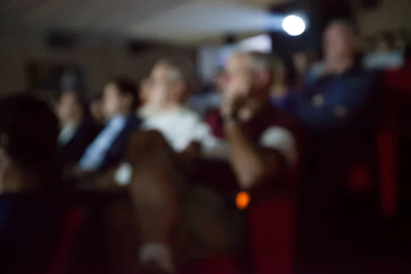 Fondo borroso de la gente viendo películas en el cine . — Foto de Stock