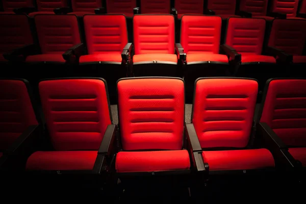 Asiento rojo en el cine. Fondo borroso . —  Fotos de Stock
