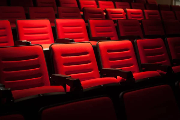Assento vermelho no cinema. Fundo desfocado . — Fotografia de Stock