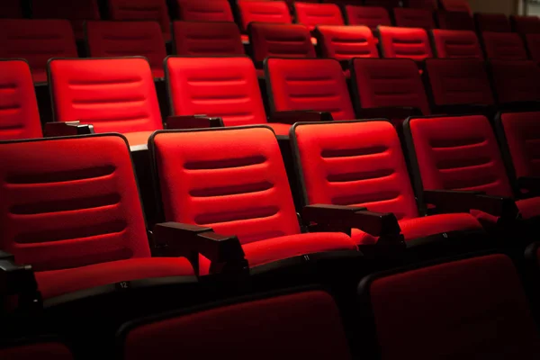 Asiento rojo en el cine. Fondo borroso . —  Fotos de Stock