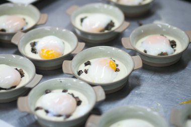 Rafadan yumurta Restoran mutfakta seramik kupa. bulanıklık