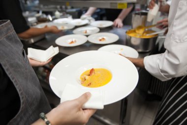 Gıda servis için yandan r yemek chef ile tutarak garson