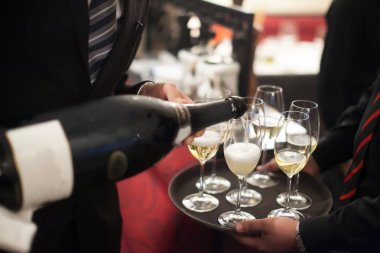 Şampanya restoranda şarap cam içine dökme garson.