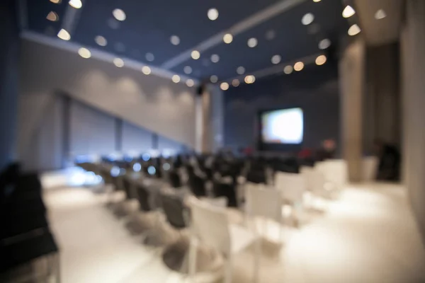 Fundo embaçado de sala de seminário vazio com bokeh — Fotografia de Stock