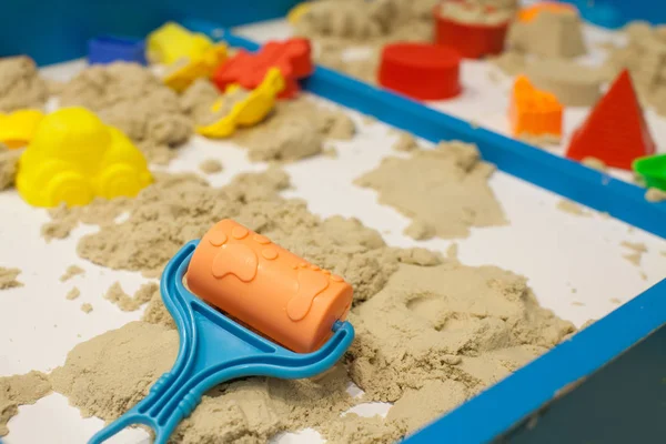 Пластиковые игрушки с песком на песочнице. Фон размыт . — стоковое фото