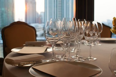 Şarap kadehi sofra güneş ile restoranda akşam ışık set up.