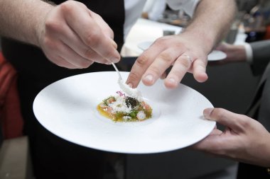 Havyar ve karides ile akşam yemeği için yemek Şef