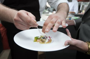 Havyar ve karides ile akşam yemeği için yemek Şef