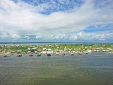 Ono Island, Florida sınırında Alabama Körfezi kıyısında yer alan.