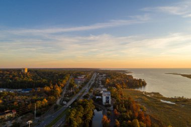 Gün batımında Daphne, Alabama ve Mobile Körfezi 'nin havadan görüntüsü