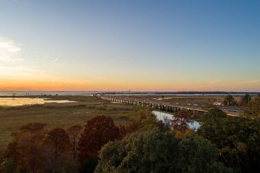 Gün batımında Daphne, Alabama ve Mobile Körfezi 'nin havadan görüntüsü