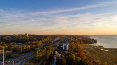 Gün batımında Daphne, Alabama ve Mobile Körfezi 'nin havadan görüntüsü