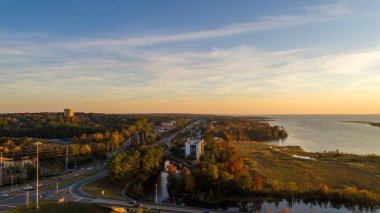 Gün batımında Daphne, Alabama ve Mobile Körfezi 'nin havadan görüntüsü