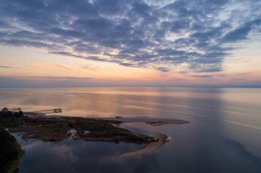 Akşam gökyüzü gün batımında Alabama Körfezi kıyısında Mobile Körfezi üzerinde 