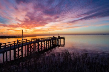 Akşam gökyüzü gün batımında Alabama Körfezi kıyısında Mobile Körfezi üzerinde 