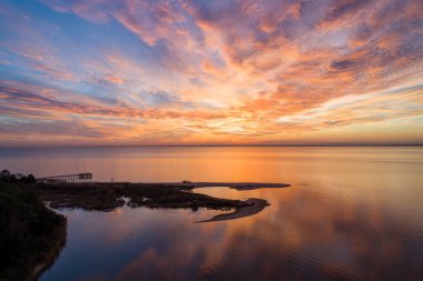 Akşam gökyüzü gün batımında Alabama Körfezi kıyısında Mobile Körfezi üzerinde 