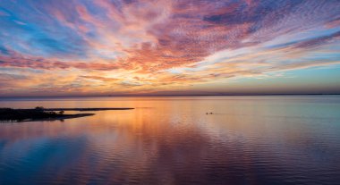 Mobile Bay, Alabama 'da gün batımında iki kayakçının hava görüntüsü. 
