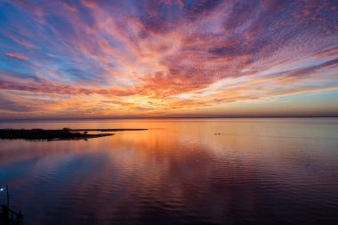 Mobile Bay, Alabama 'da gün batımında iki kayakçının hava görüntüsü. 