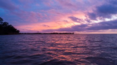 Ocak 2020 'de Mobile Körfezi' nde akşam karanlığında Alabama Körfezi kıyısında.