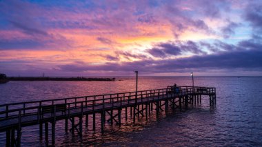 Ocak 2020 'de Mobile Körfezi' nde akşam karanlığında Alabama Körfezi kıyısında.