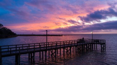 Ocak 2020 'de Mobile Körfezi' nde akşam karanlığında Alabama Körfezi kıyısında.