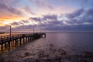 Ocak 2020 'de gün batımında Mobile Körfezi' ndeki Alabama Körfezi Kıyısı.