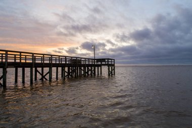 Ocak 2020 'de gün batımında Mobile Körfezi' ndeki Alabama Körfezi Kıyısı.