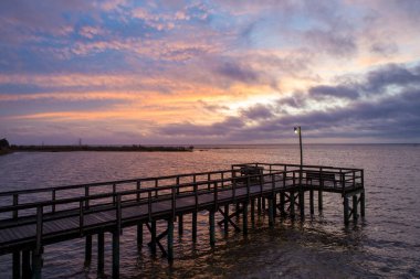 Ocak 2020 'de Alabama Körfezi kıyısında Mobile Körfezi üzerinde gün batımı