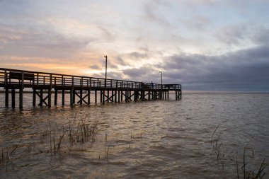 Ocak 2020 'de Alabama Körfezi kıyısında Mobile Körfezi üzerinde gün batımı