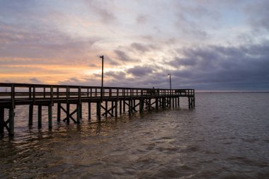 Ocak 2019 'da Alabama Körfezi kıyısında Mobile Körfezi üzerinde gün batımı