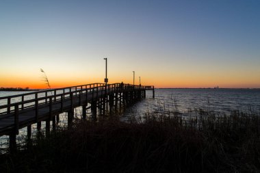 Ocak 2020 'de gün batımında Mobile Körfezi