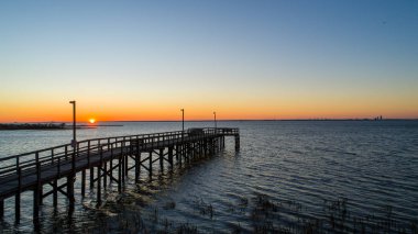 Ocak 2020 'de gün batımında Mobile Körfezi