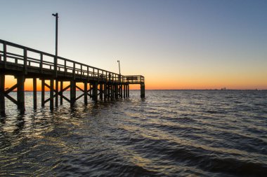 Ocak 2020 'de gün batımında Mobile Körfezi