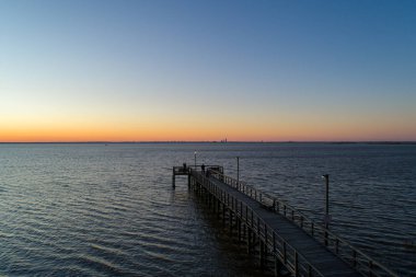 Ocak 2020 'de gün batımında Mobile Körfezi