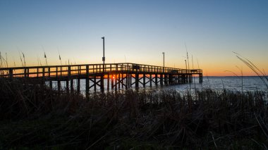 Ocak 2020 'de gün batımında Mobile Körfezi